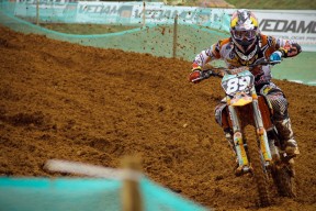 男篮训练营设立专题教练提升专项战术训练效率，男篮集训队