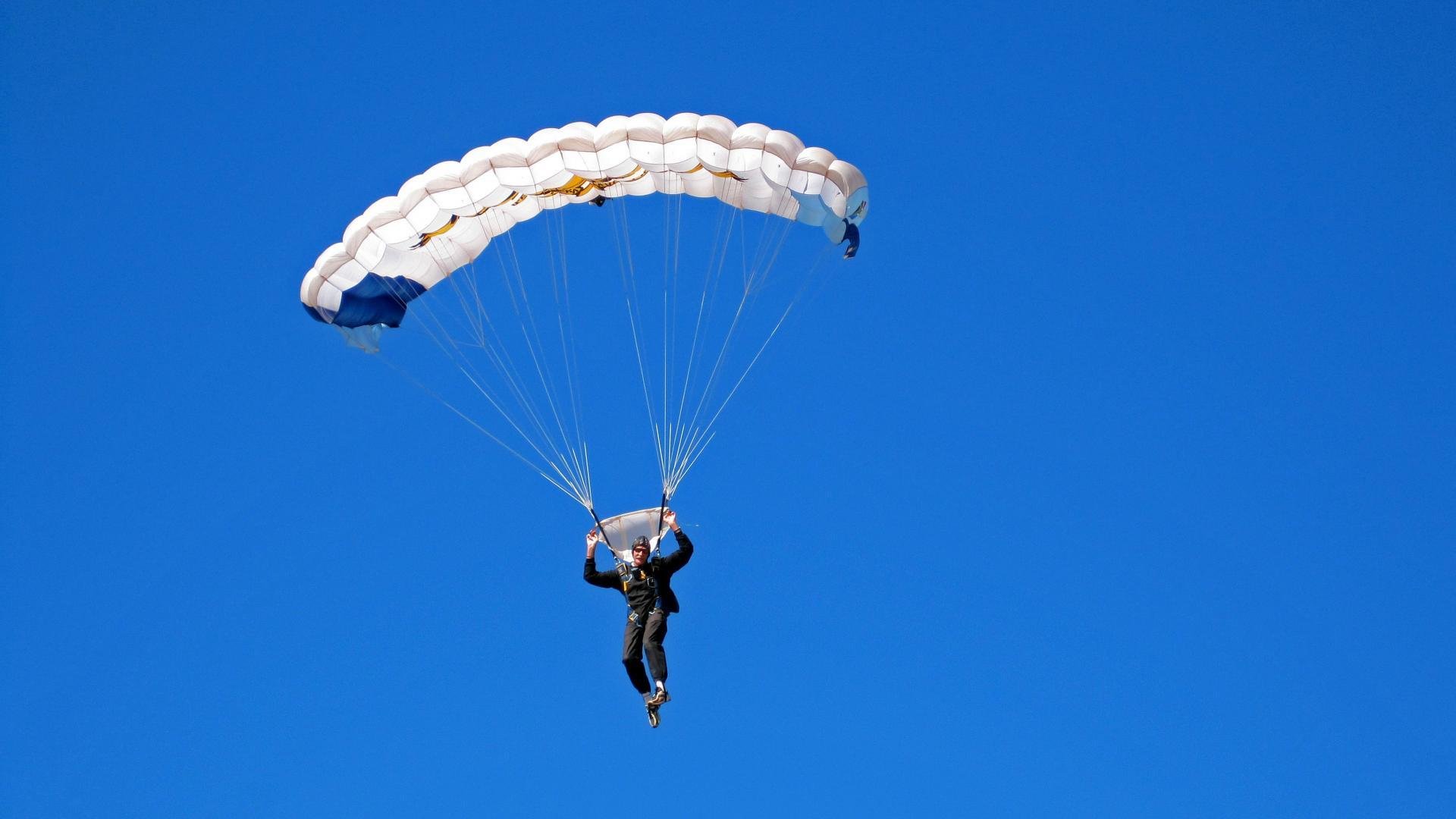 李恩：用出色的防守和精准的传球，他在中场位置上为全黑队提供保障